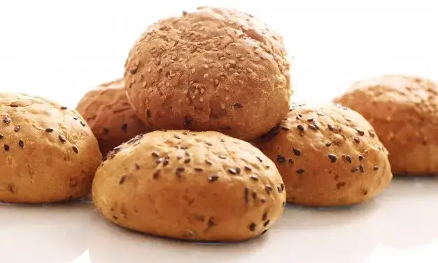 Zdjęcie Ile kalorii ma bułka grahamka z masłem: kontroluj swoje wymarzone kalorie