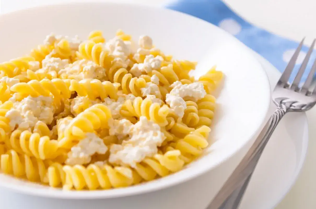 Zdjęcie Makaron z serem jak w przedszkolu - prosty przepis krok po kroku