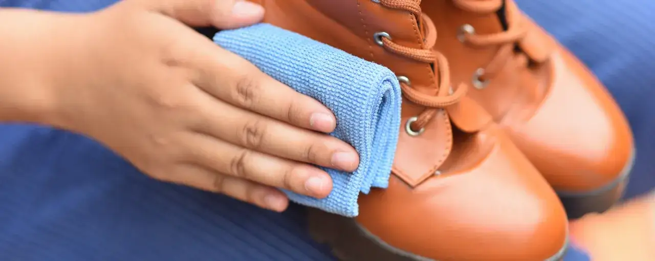 Zdjęcie Czym czyścić buty, aby uniknąć uszkodzeń i zachować ich wygląd?