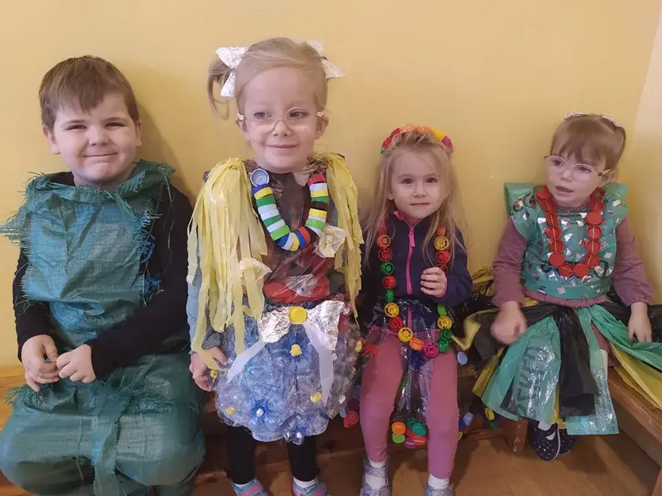 Zdjęcie Jak zrobić strój ekologiczny dla chłopca z recyklingu i kreatywnych materiałów