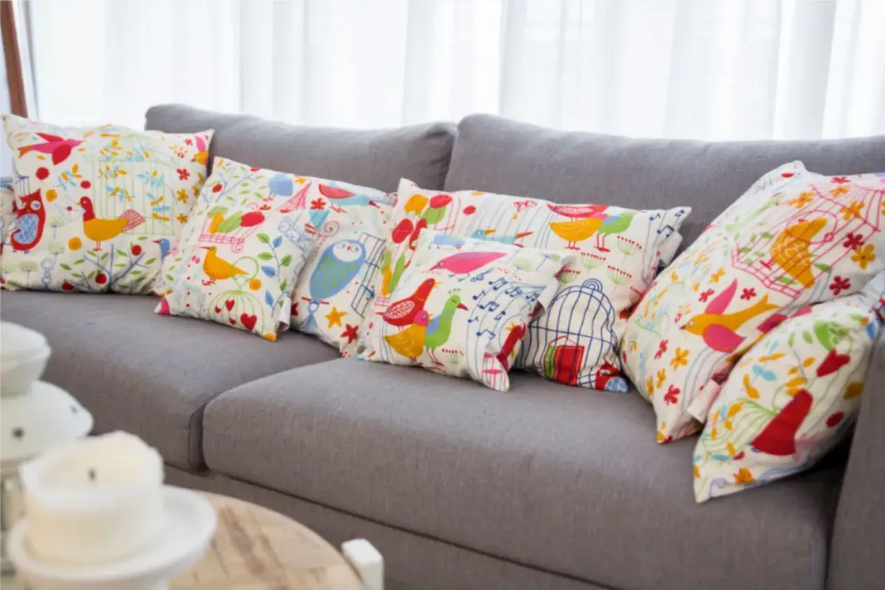Zdjęcie Jak łączyć poduszki dekoracyjne, by stworzyć idealną aranżację wnętrza