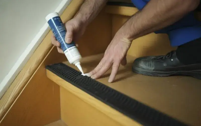 Zdjęcie Skuteczne metody na to, czym przykleić gumowe nakładki na schody