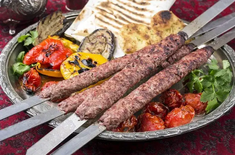 Zdjęcie Iskender kebab co to? Poznaj tajemnice tej pysznej potrawy!