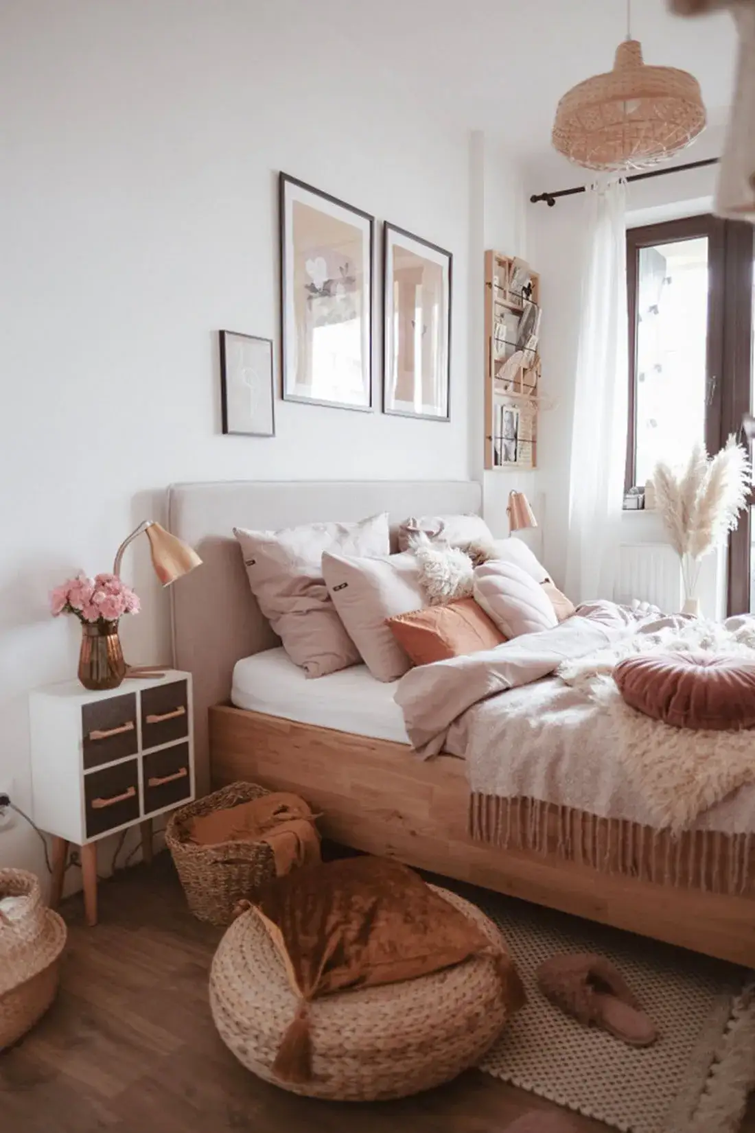 Zdjęcie Jak udekorować łóżko w sypialni, aby stworzyć przytulną przestrzeń?