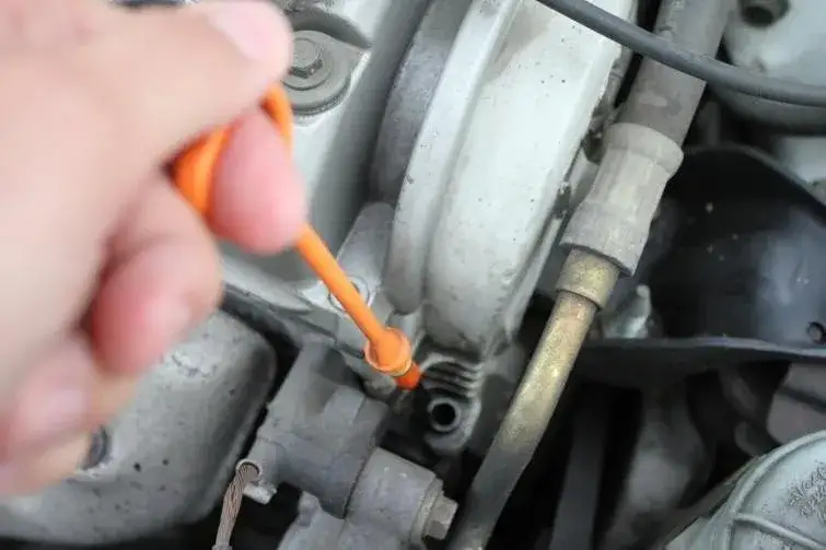 Zdjęcie Co ile wymiana oleju 10W40 benzyna? Kluczowe informacje dla kierowców