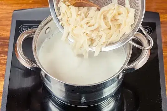 Zdjęcie Jak zrobić zupę mleczną z makaronem w 20 minut - prosty przepis