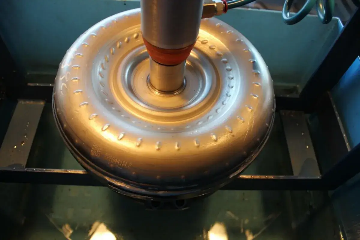 Zdjęcie Jak wlać olej do sprzęgła hydrokinetycznego: 5 błędów do uniknięcia