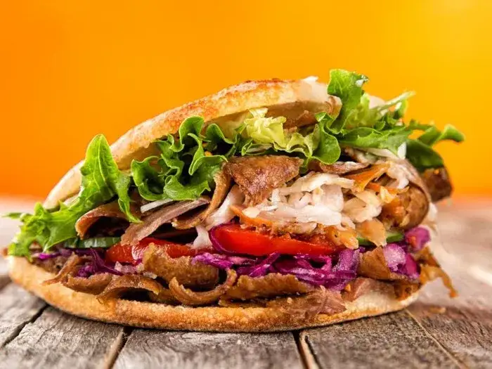 Zdjęcie Ile kcal ma duży kebab? Zaskakujące fakty o kaloriach w kebabie