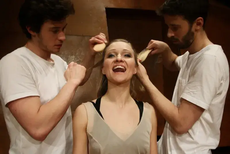 Zdjęcie Do DNA spektakl – Emocjonujące przedstawienie absolwentów Krakowa