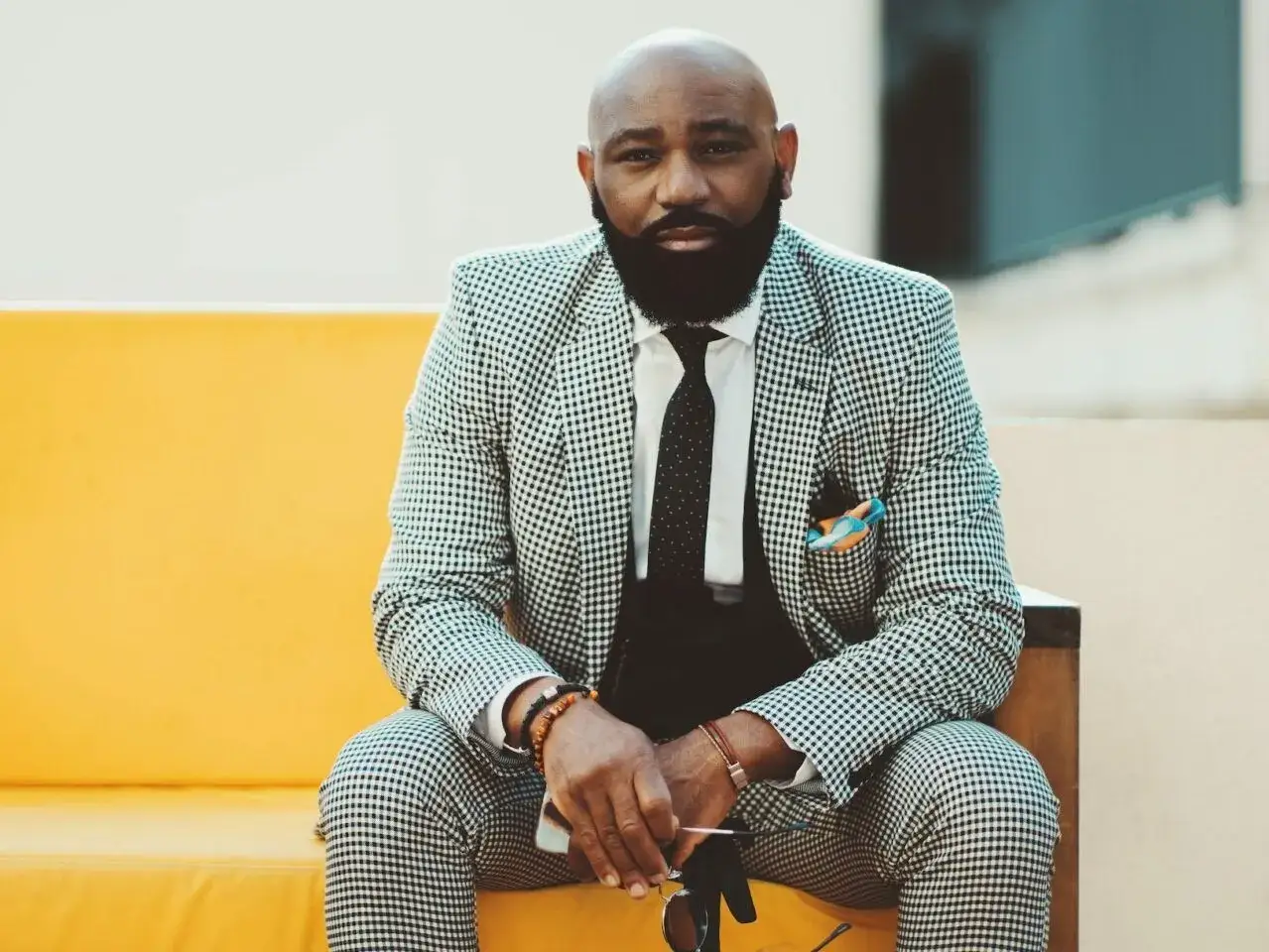 Zdjęcie Jaką koszulę do garnituru w kratę wybrać, aby wyglądać stylowo?