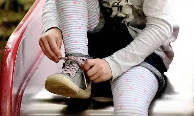 Zdjęcie Jak ubrać dziecko na dzień kropki: Praktyczne porady dla rodziców