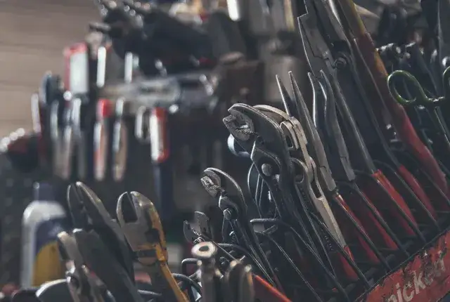 Zdjęcie Ile zarabia pracownik salonu samochodowego? Poznaj zaskakujące fakty