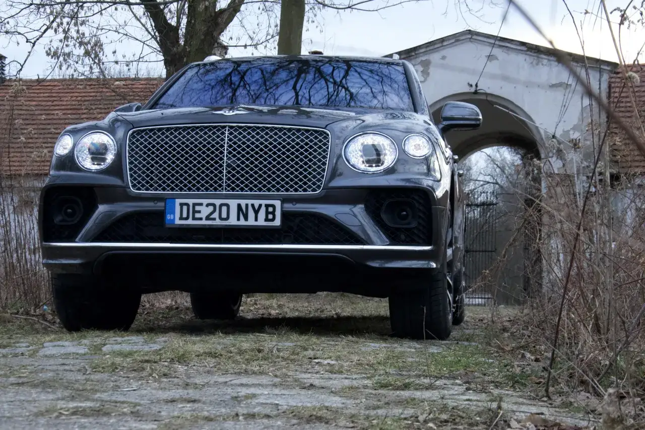 Zdjęcie Bentley SUV cena - luksus na kołach w zasięgu ręki