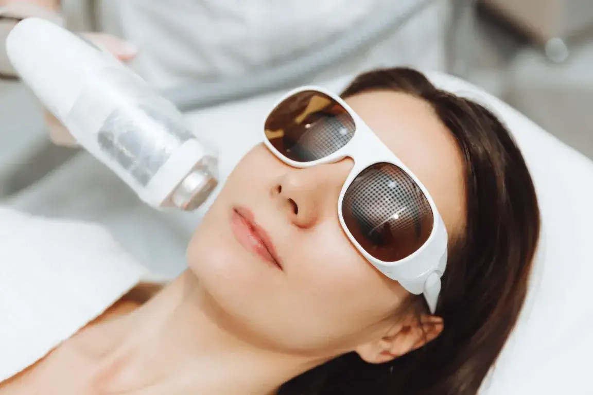 Zdjęcie Jak usuwać włoski z twarzy: skuteczne metody bez podrażnień