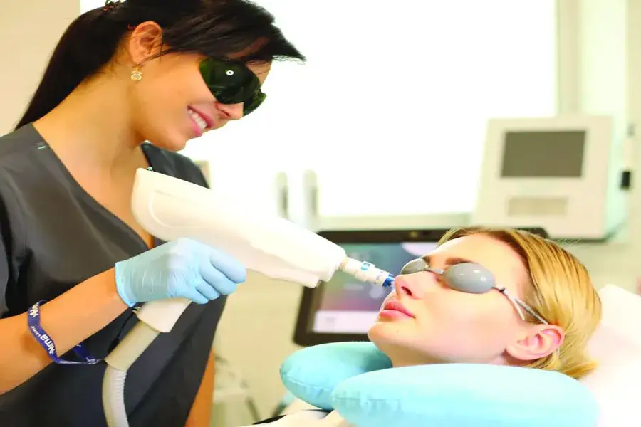 Zdjęcie Laser frakcyjny czy warto? Poznaj zalety i wady zabiegu