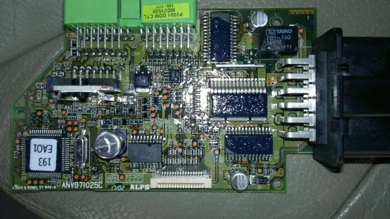 Zdjęcie Gdzie jest sterownik centralnego zamka Volvo V70 i jak go znaleźć?