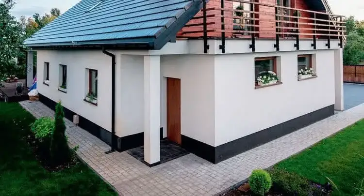 Zdjęcie Jak zrobić cokół na elewacji – krok po kroku, by uniknąć wilgoci i uszkodzeń