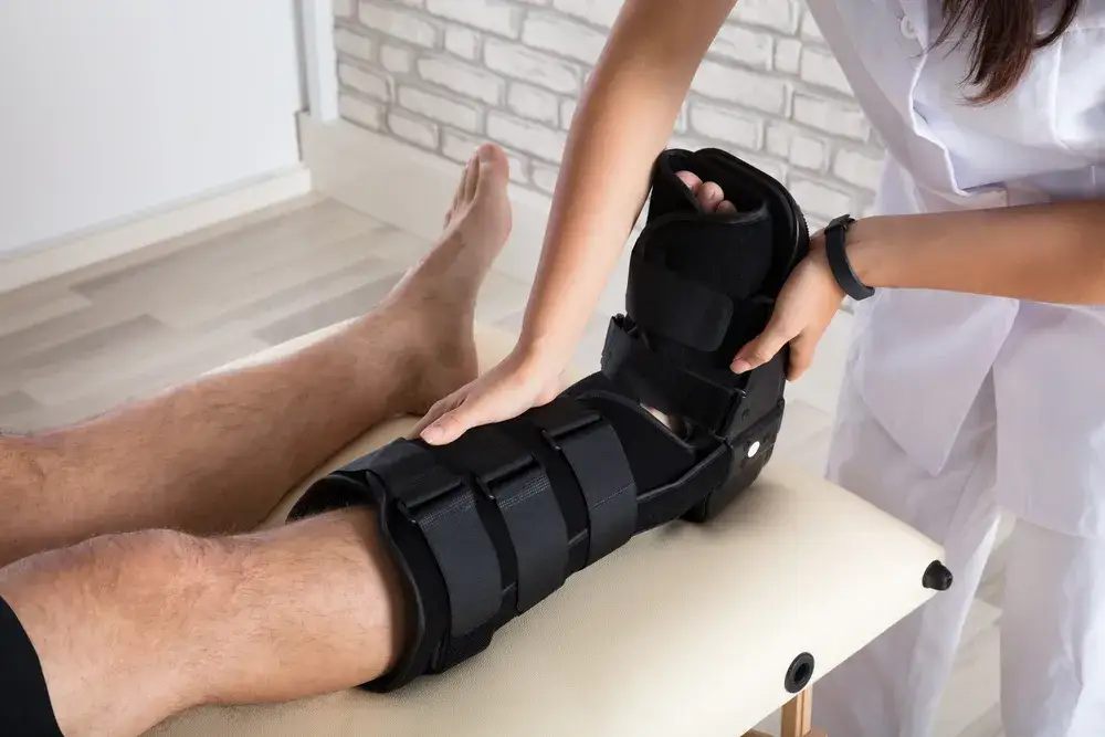 Zdjęcie Ile trwa rehabilitacja po złamaniu kostki bocznej? Oczekiwania i etapy