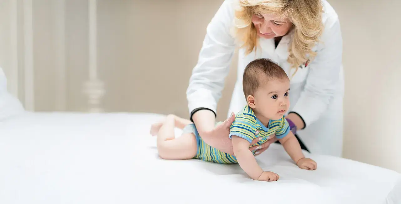 Zdjęcie Kiedy do fizjoterapeuty z niemowlakiem? Ważne objawy i wskazówki