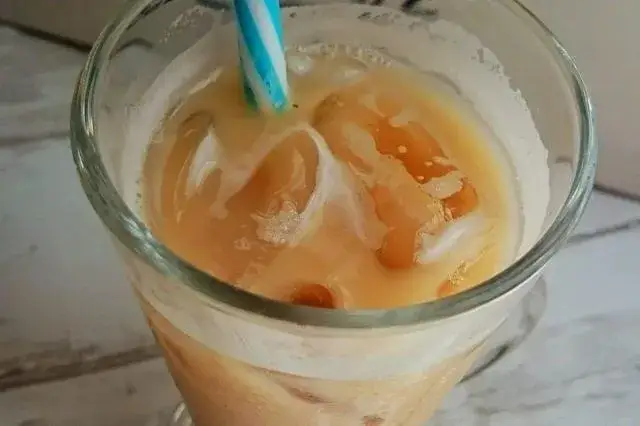 Zdjęcie Jak zrobić kawę mrożoną z mlekiem - proste przepisy i smaki, które zaskoczą