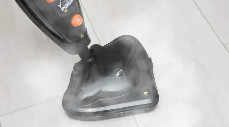 Zdjęcie Mop parowy – dlaczego nie powinno się dodawać płynów?