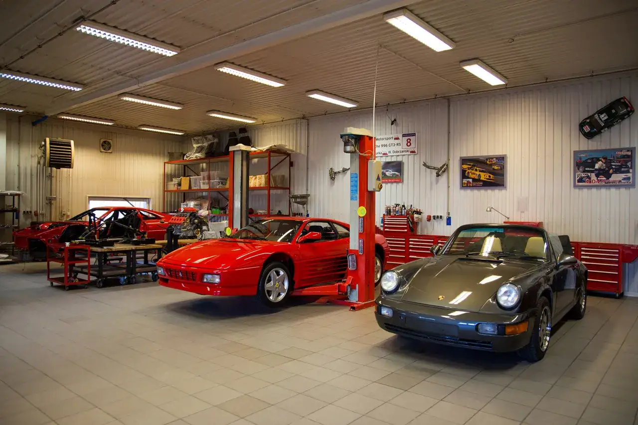 Zdjęcie Ferrari czy Porsche – który sportowy samochód wybrać dla siebie?