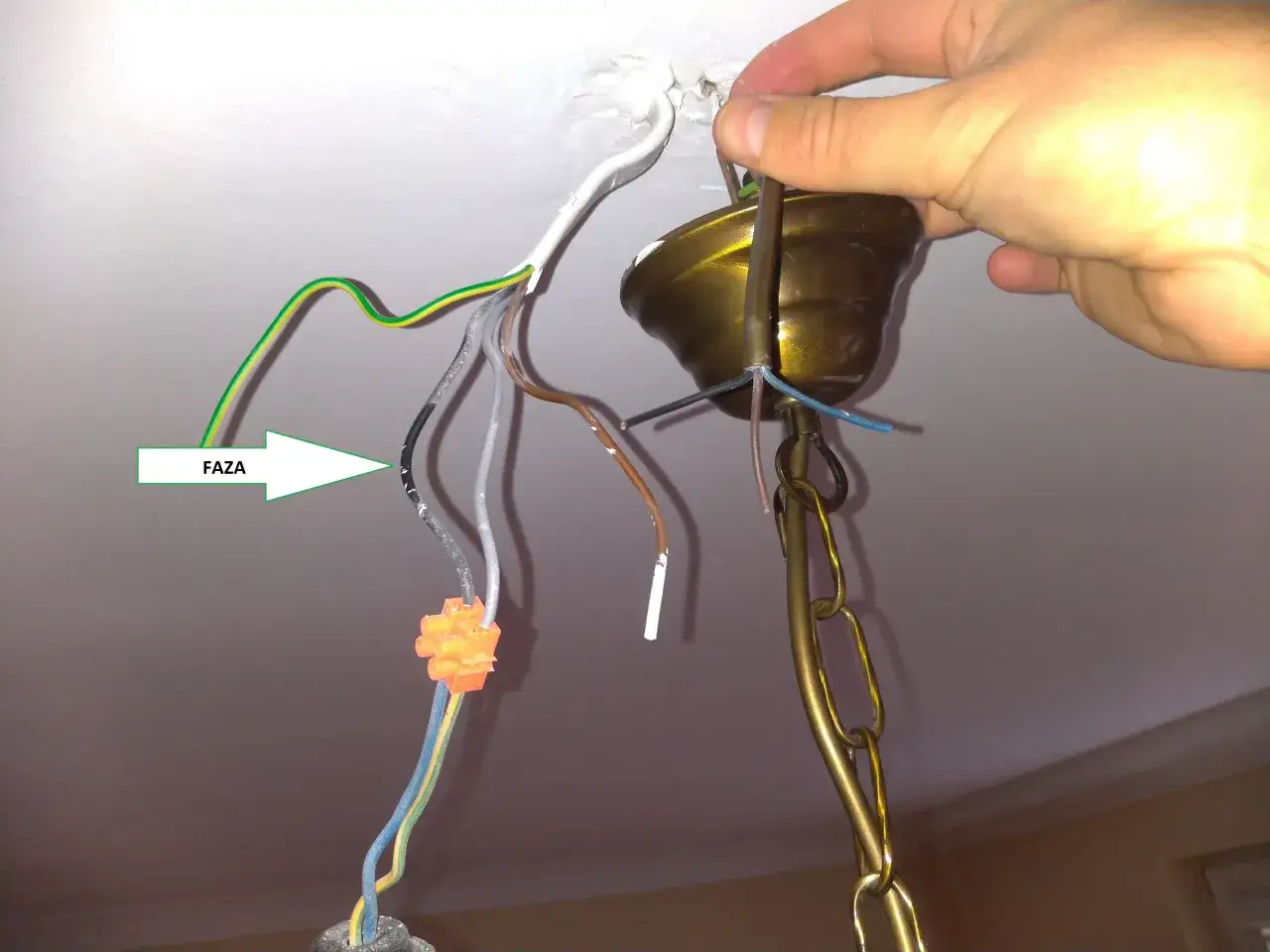 Zdjęcie Jak podłączyć żyrandol na 6 żarówek z 3 kablami - uniknij błędów