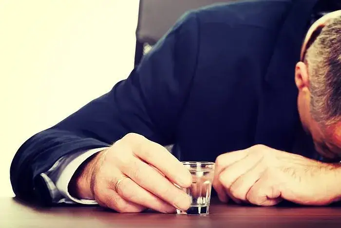 Zdjęcie Czy modlitwa po alkoholu jest grzechem? Zrozum moralne konsekwencje