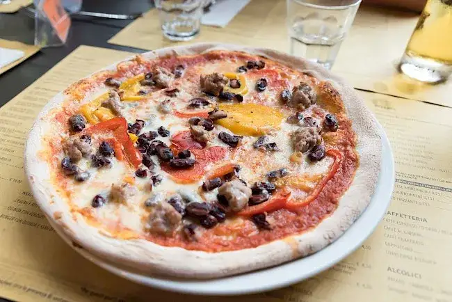 Zdjęcie Prawdziwa kaloryczność pizzy 42 cm - zaskakujące wyliczenia kalorii