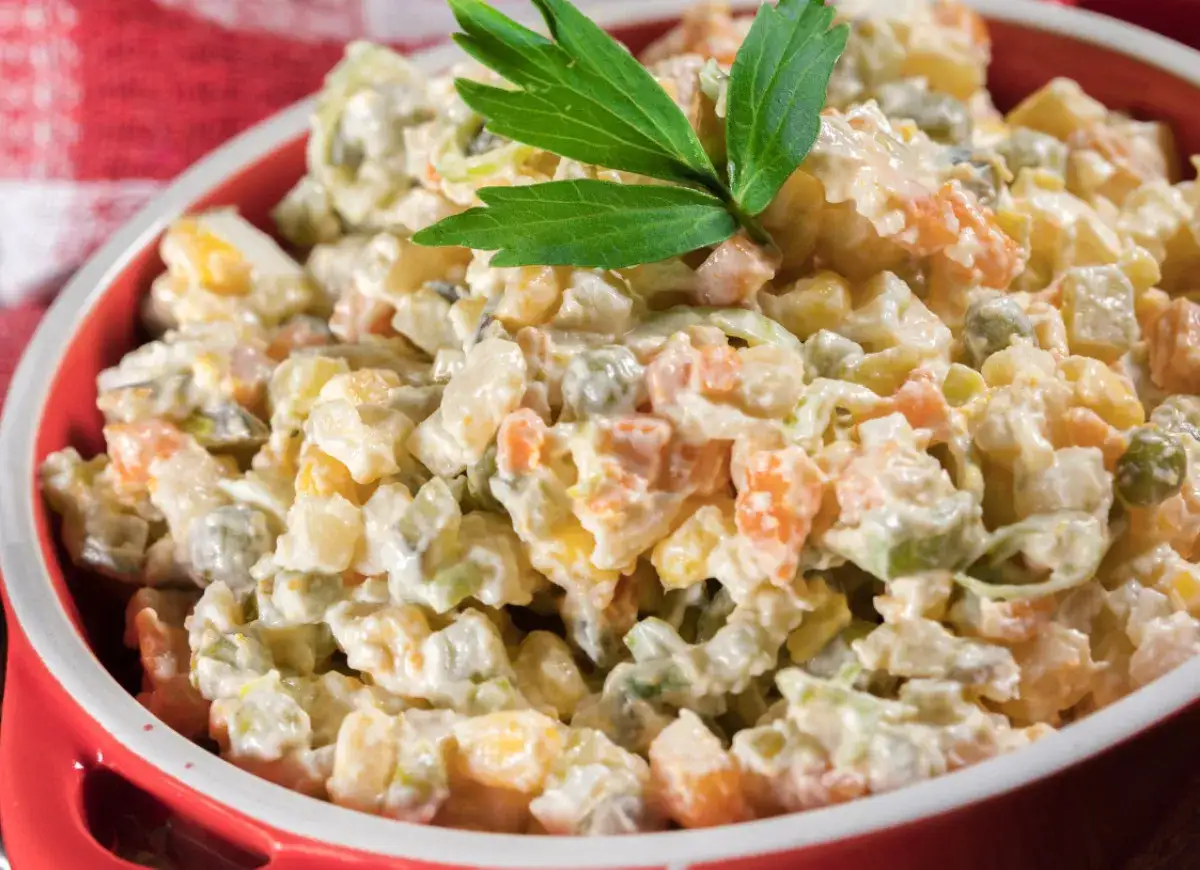 Zdjęcie Sałatka jarzynowa skąd pochodzi? Odkryj jej fascynującą historię