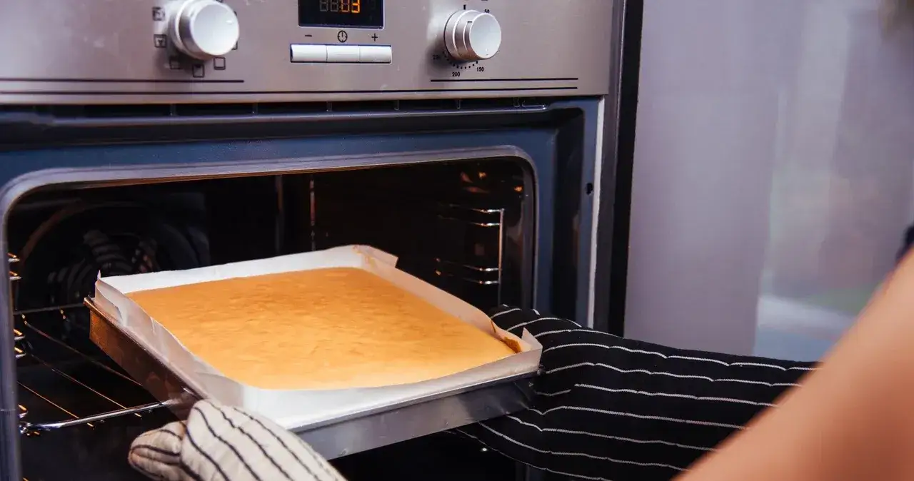 Zdjęcie Czy ciasto po upieczeniu wyjąć z piekarnika? Uniknij opadania!