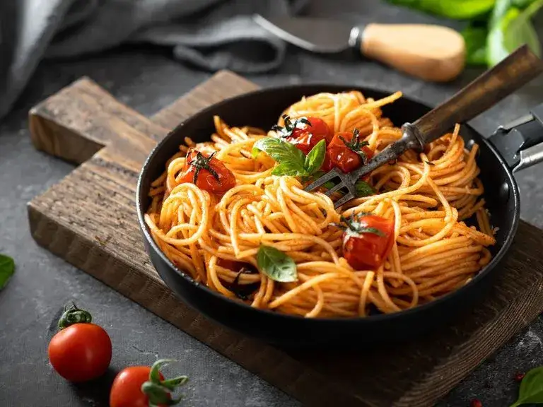 Zdjęcie Szybkie i proste przepisy: co można zrobić z makaronem na szybko