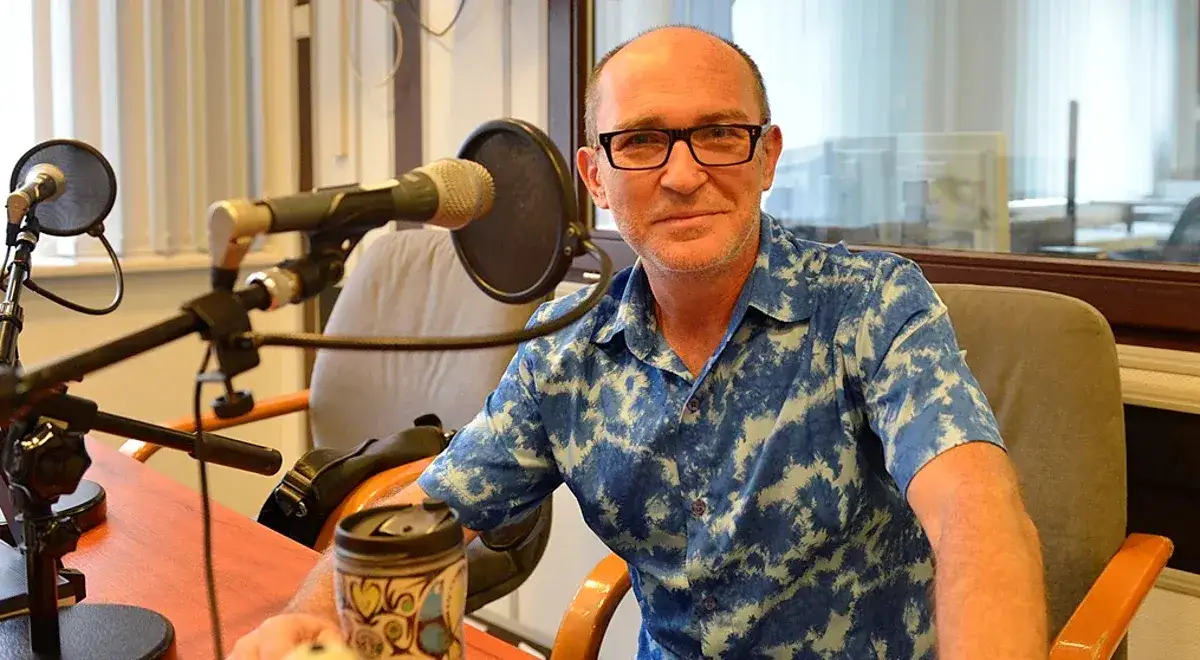 Zdjęcie De Mono: Kim jest charyzmatyczny wokalista zespołu? Profil artysty