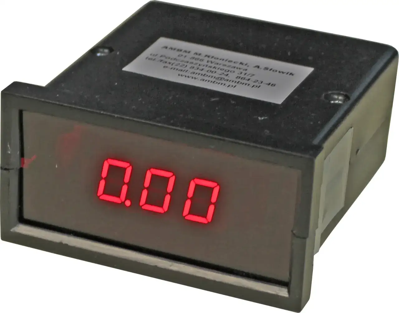 Zdjęcie Co mierzy woltomierz? Zrozumienie pomiaru napięcia w obwodach