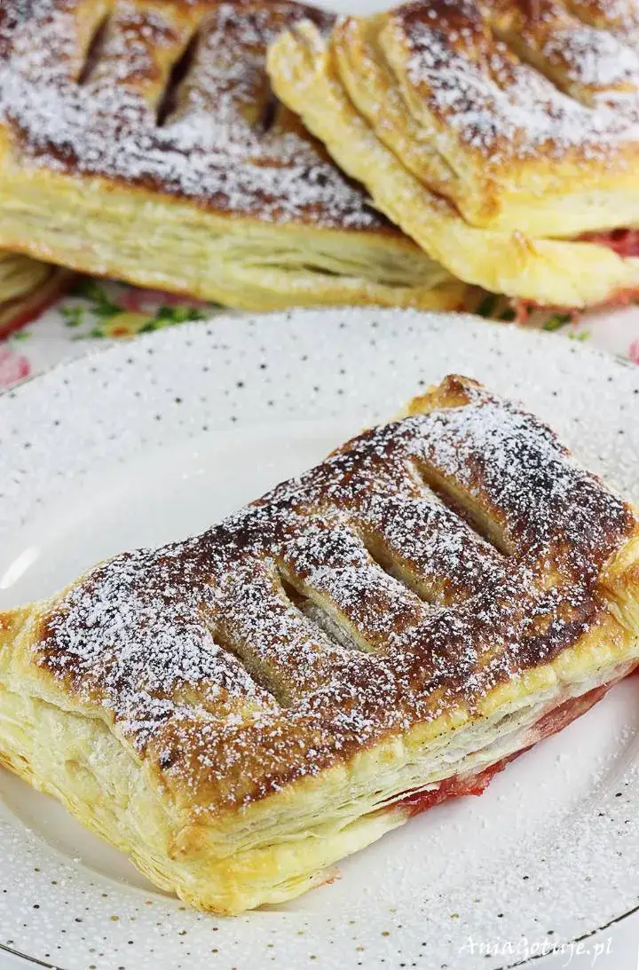 Zdjęcie Pyszne ciasto francuskie z masłem czosnkowym – łatwy przepis na przekąskę