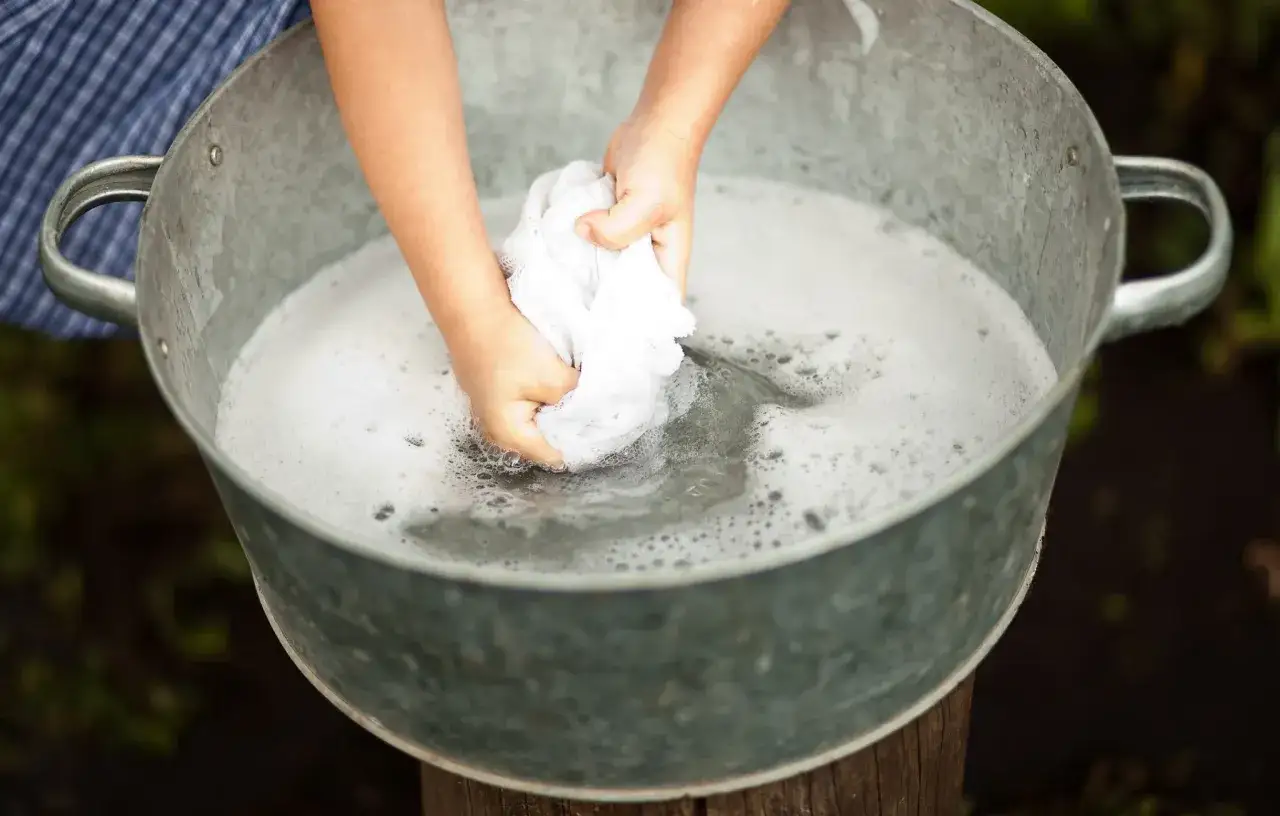 Zdjęcie Jak wybielić zszarzałą bluzkę? Skuteczne metody, które działają