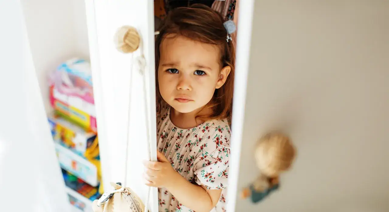 Zdjęcie Jak długo dziecko boi się obcych i co z tym zrobić, aby pom&oacute;c?