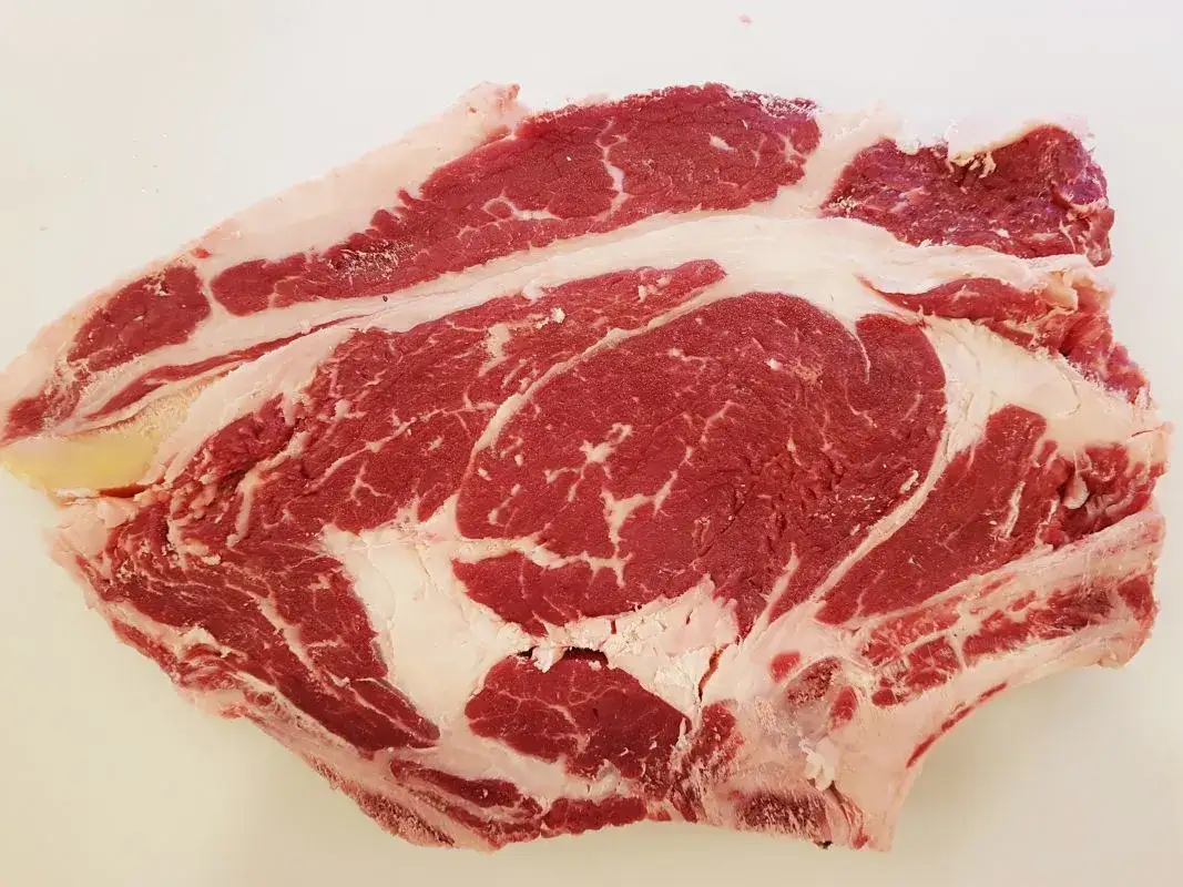 Zdjęcie Wołowina Hereford: Dlaczego to mięso jest tak wyjątkowe i smaczne?