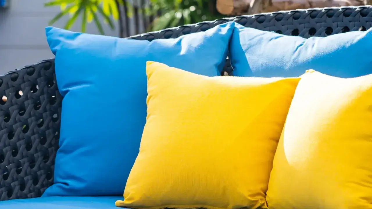 Zdjęcie Jak wyprać poduszki ogrodowe, aby uniknąć ich zniszczenia?