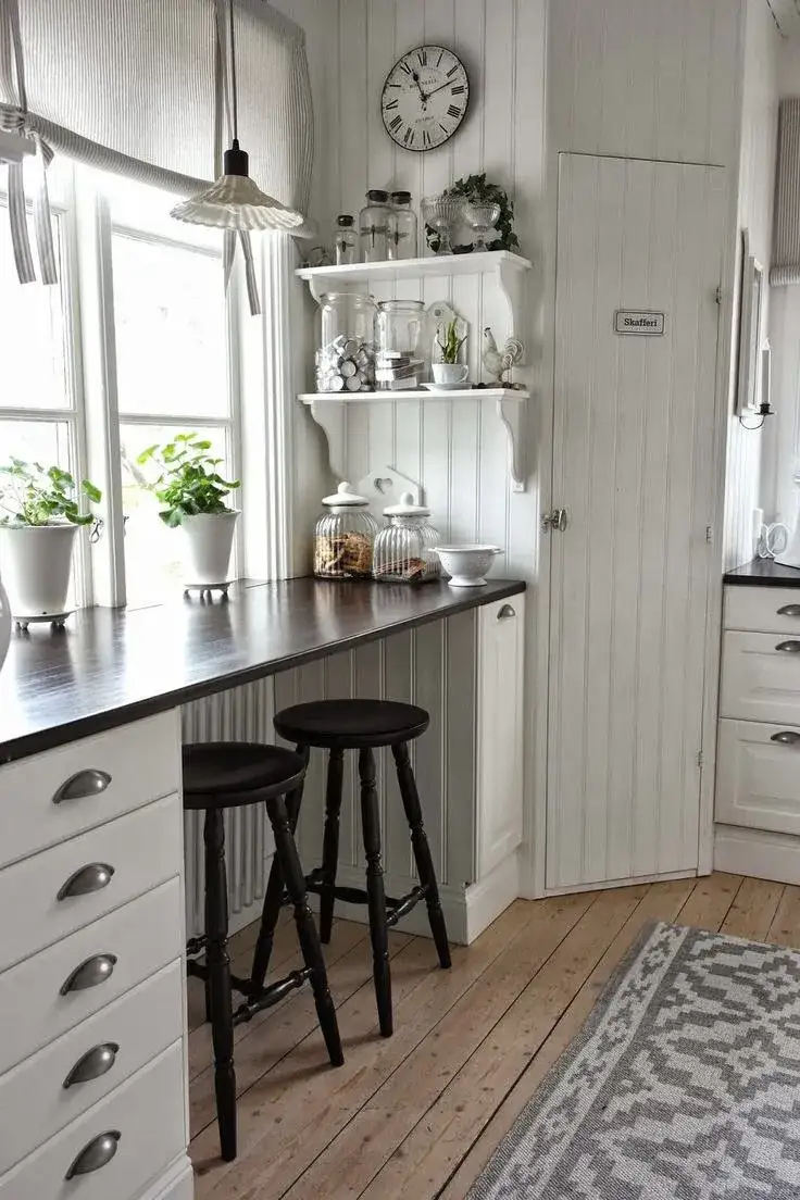 Zdjęcie Pomysłowe dekoracje parapetu w kuchni. Praktyczne i stylowe rozwiązania