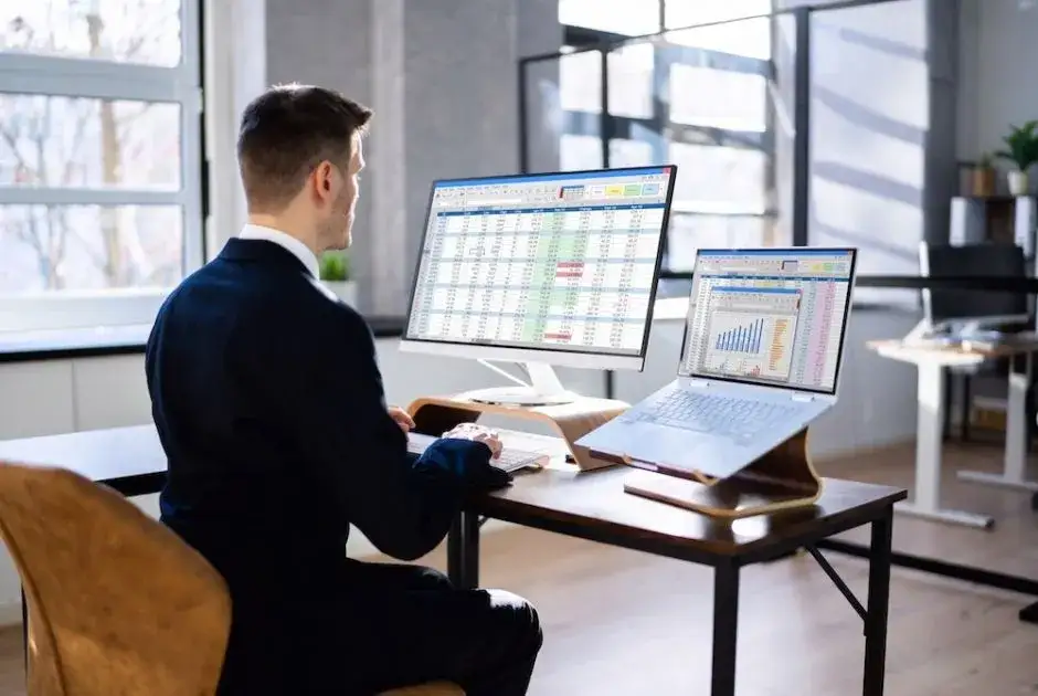 Zdjęcie Jak ustawić dwa monitory na biurku, aby zwiększyć wydajność pracy