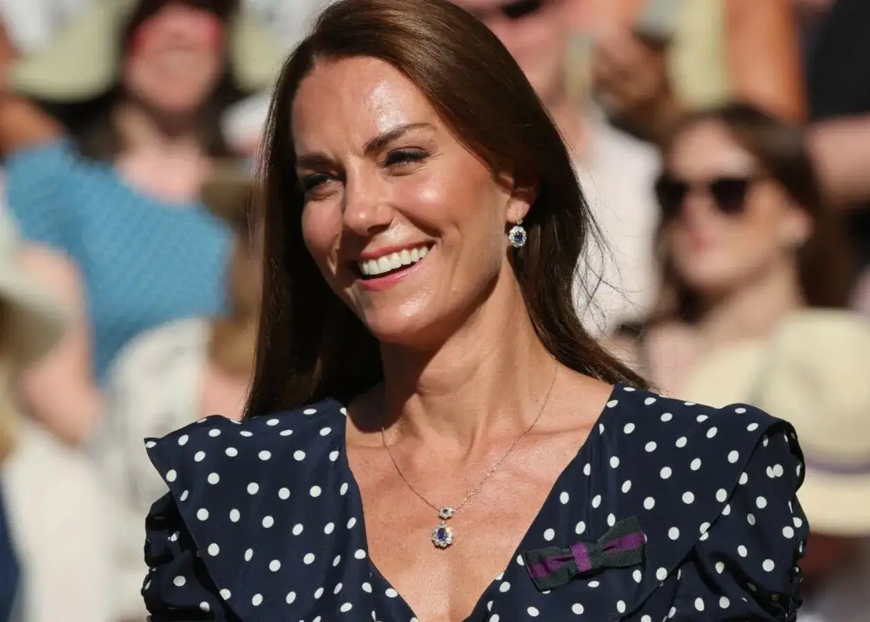 Zdjęcie Czy kropki są modne? Odkryj najnowsze trendy w modzie na sezon