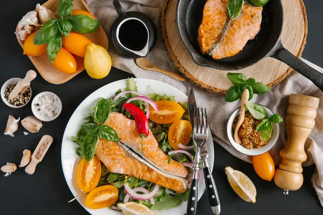 Zdjęcie Najlepsze surówki do łososia, które zachwycą Twoje podniebienie