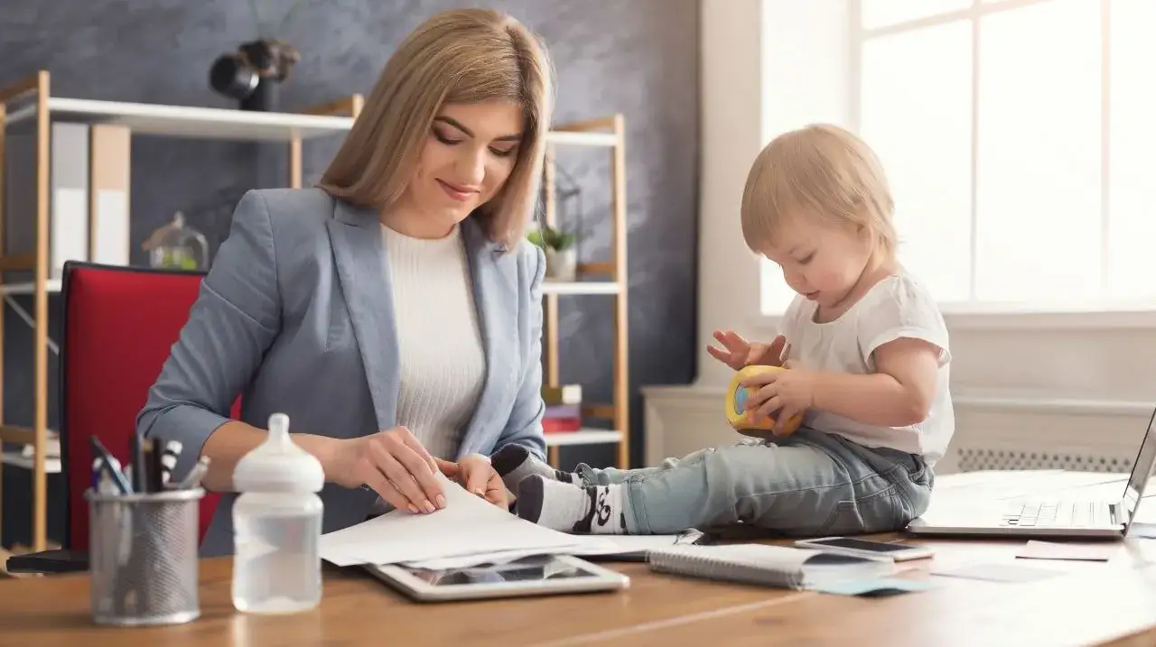 Zdjęcie Komu przysługuje urlop wychowawczy płatny i jakie są warunki?