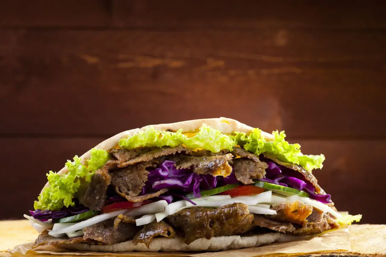 Zdjęcie Kebab z czego jest? Odkryj różnorodność mięs i składników