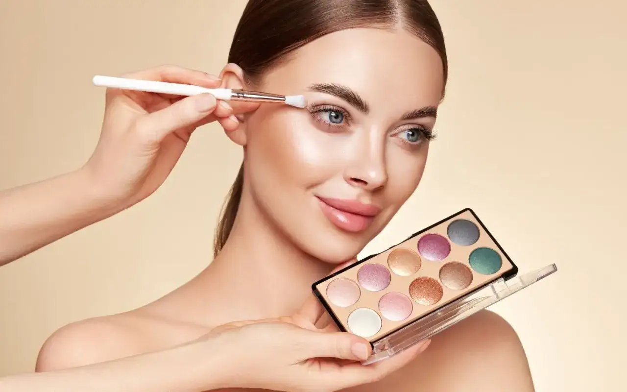 Zdjęcie Jak optycznie powiększyć oczy makijażem: 7 skutecznych trików