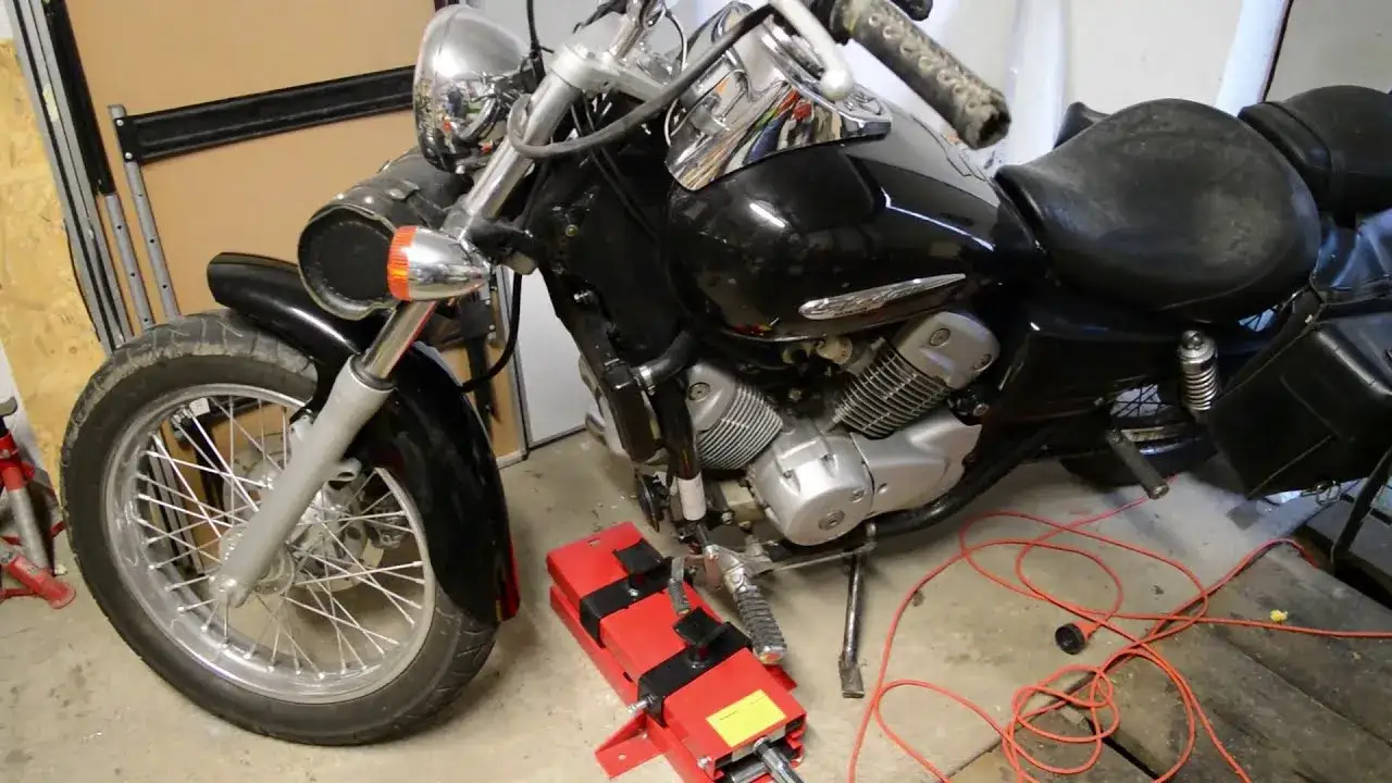 Zdjęcie Jak wyjąć akumulator Honda Shadow 125 – krok po kroku bez problemów