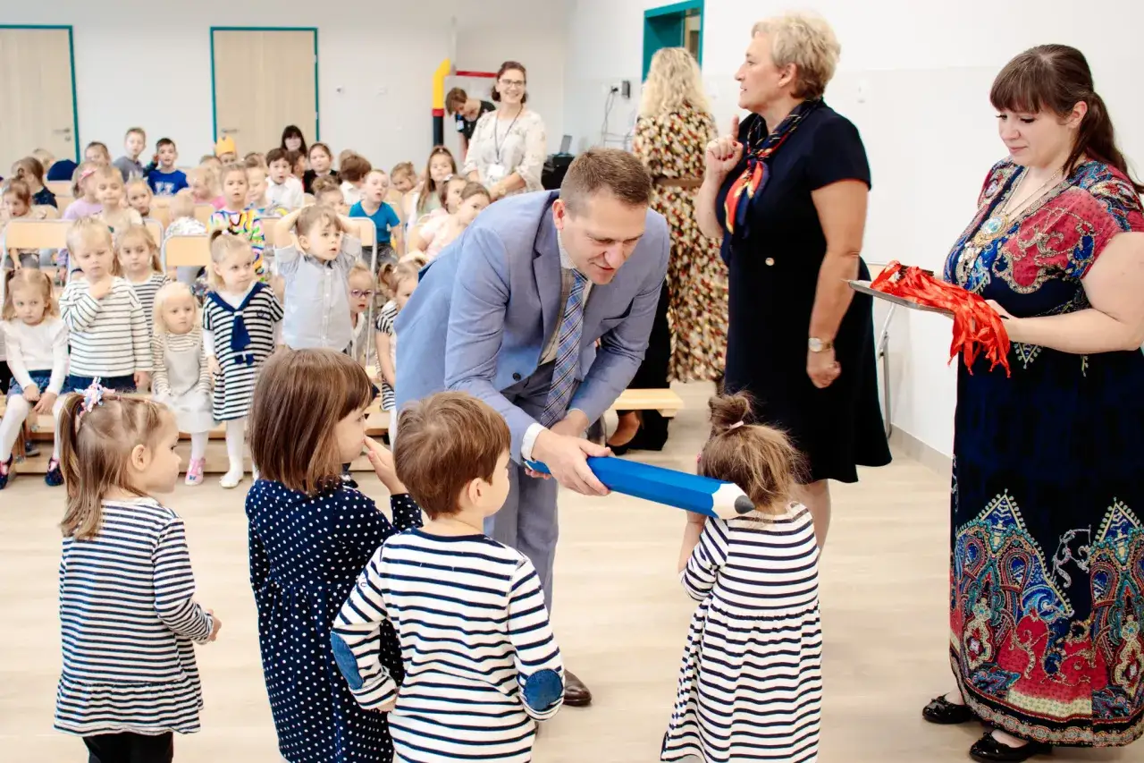 Zdjęcie Co na pasowanie na przedszkolaka? Kluczowe elementy i znaczenie uroczystości