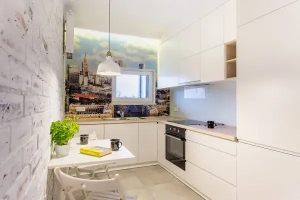 Zdjęcie Jaka tapeta do kuchni między szafkami, aby uniknąć wilgoci i brudu?