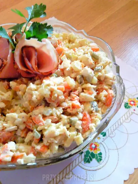 Zdjęcie Ile kalorii ma sałatka jarzynowa z majonezem? Sprawdź, jak wpływa na dietę!